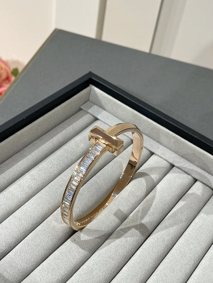 [Haelin Jewelry]WIDE HINGED BANGLE PINK GOLD WITH BAGUETTE DIAMONDS