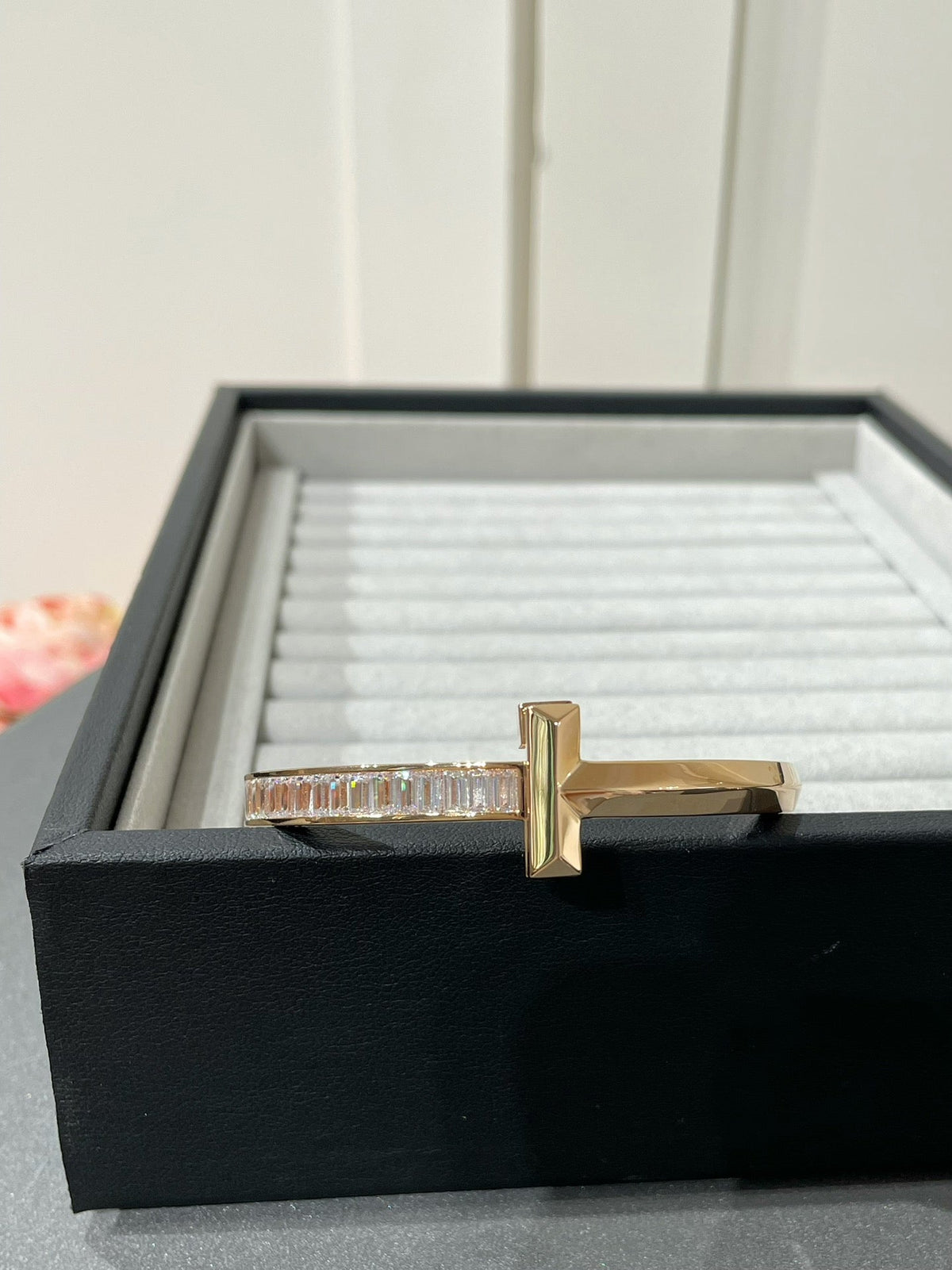 [Haelin Jewelry]WIDE HINGED BANGLE PINK GOLD WITH BAGUETTE DIAMONDS