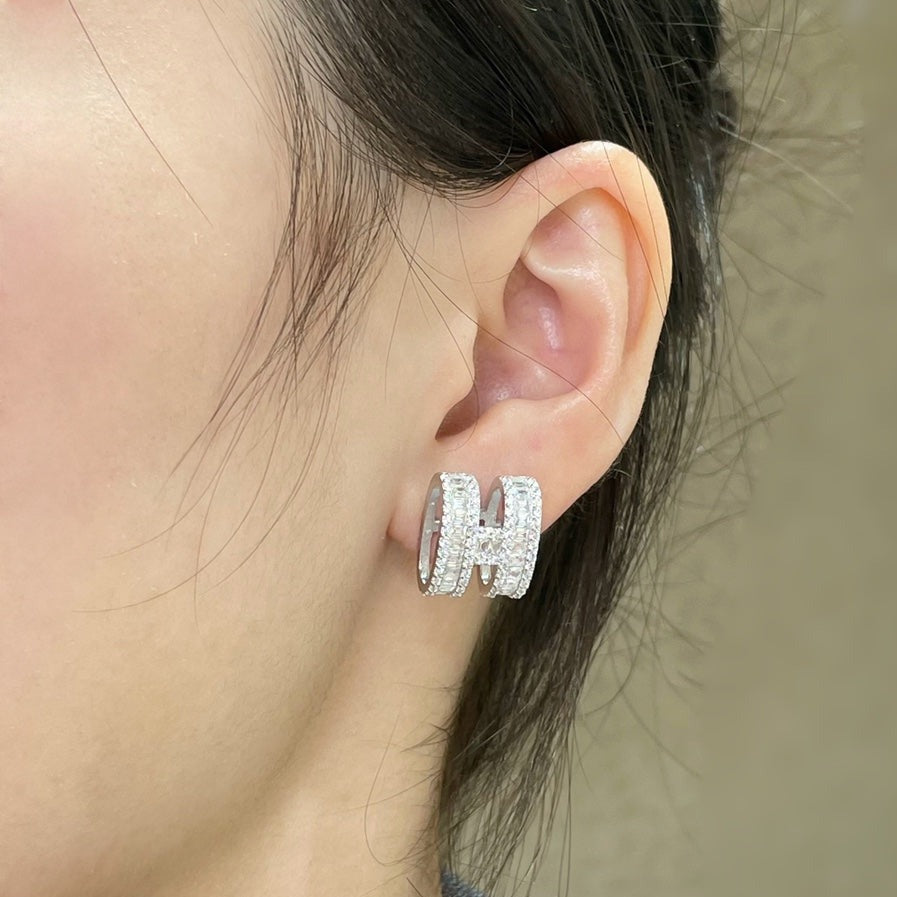 [⭐Haelin Jewelry]H STUD EARRINGS WITH SILVER DIAMONDS