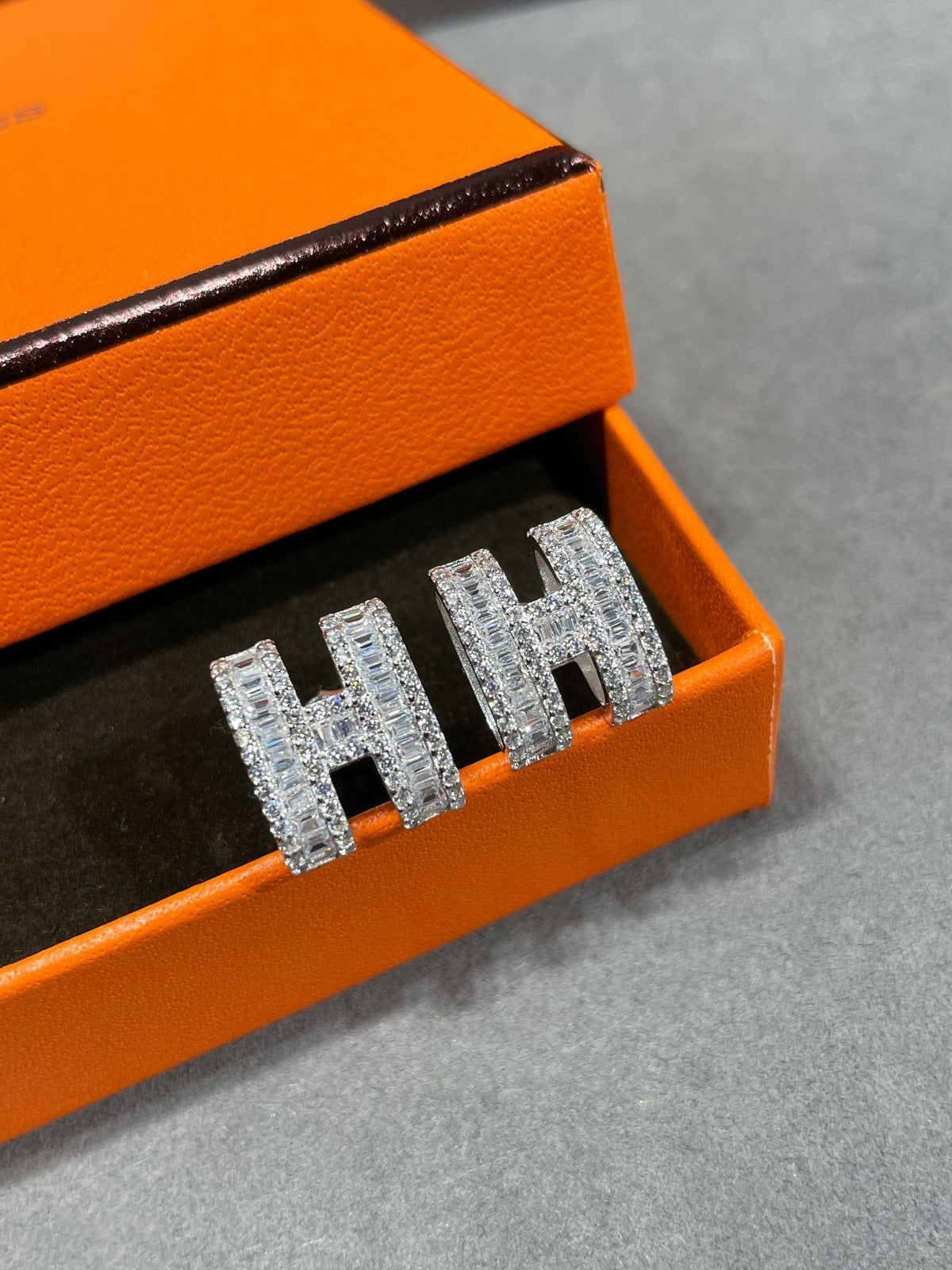 [⭐Haelin Jewelry]H STUD EARRINGS WITH SILVER DIAMONDS