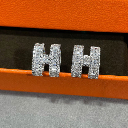 [⭐Haelin Jewelry]H STUD EARRINGS WITH SILVER DIAMONDS