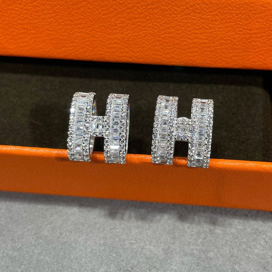 [⭐Haelin Jewelry]H STUD EARRINGS WITH SILVER DIAMONDS