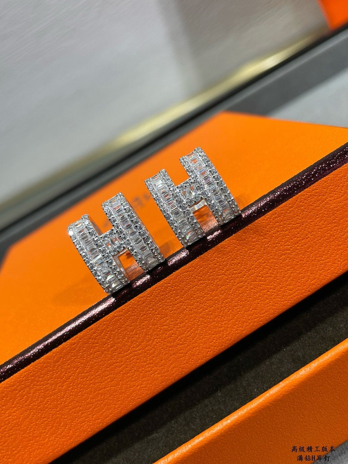 [⭐Haelin Jewelry]H STUD EARRINGS WITH SILVER DIAMONDS