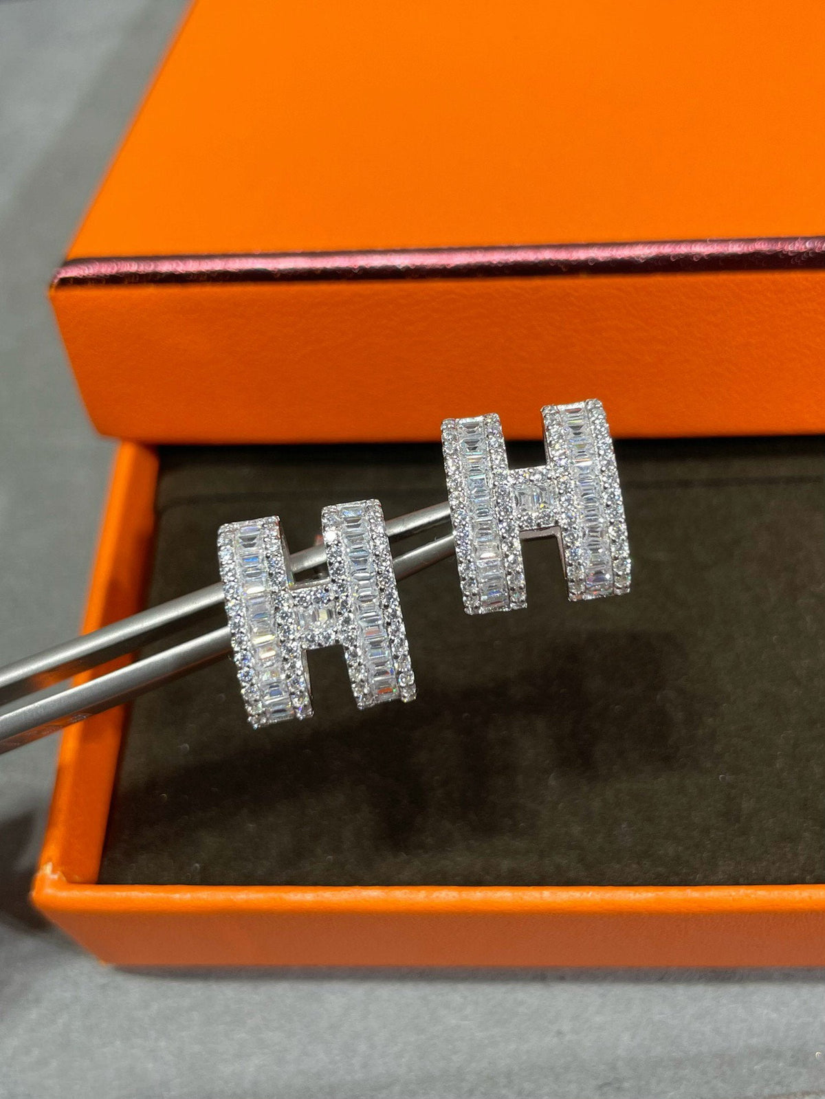 [⭐Haelin Jewelry]H STUD EARRINGS WITH SILVER DIAMONDS