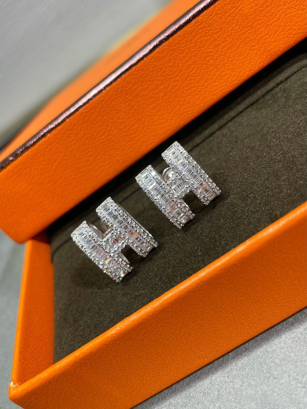 [⭐Haelin Jewelry]H STUD EARRINGS WITH SILVER DIAMONDS