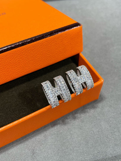 [⭐Haelin Jewelry]H STUD EARRINGS WITH SILVER DIAMONDS