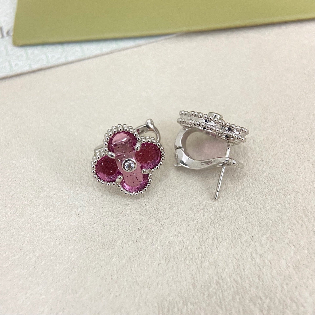 [⭐Haelin Jewelry]2026 NEW  CLOVER 1 MOTIFPINK ENAMEL STUD EARRINGS WITH DIAMONDS2