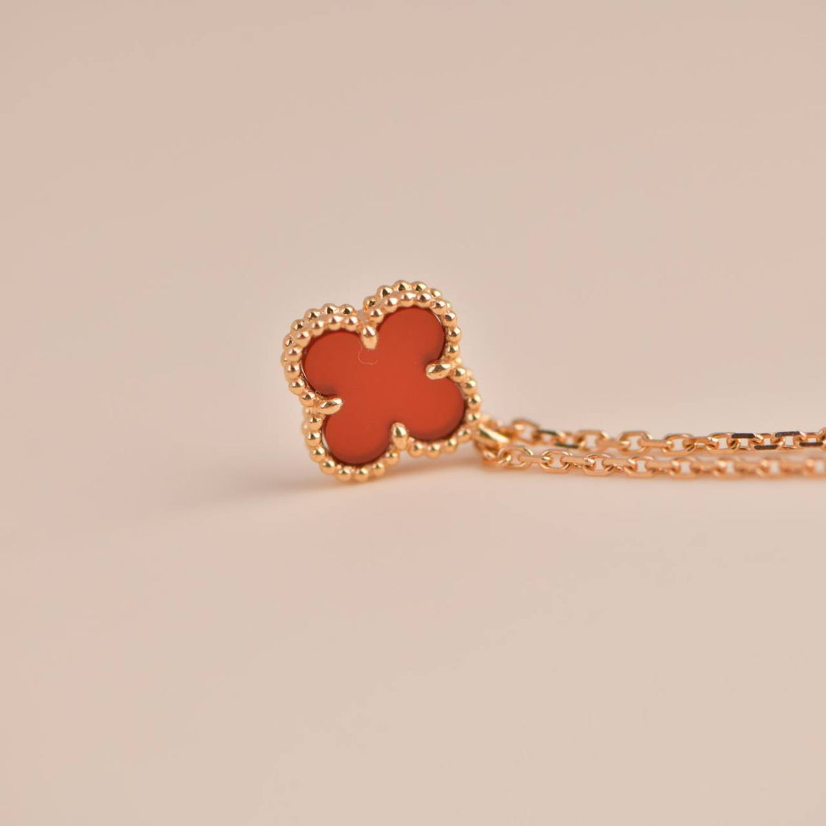 [⭐Haelin Jewelry]CLOVER MINI 9.5MM WHITE CARNELIANS NECKLACE